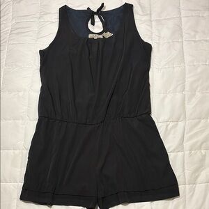 Black Sleeveless Romper with Fitted Waist and Pockets - L